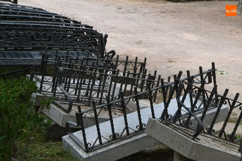Foto 11 - Retirados los 9 modelos de banco con los que contaba el Parque de La Florida  
