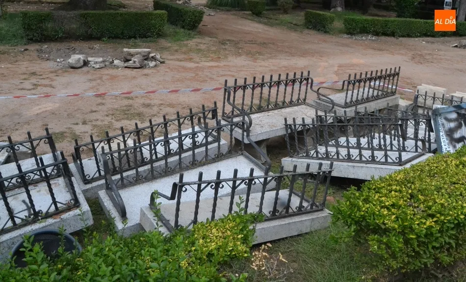 Foto 10 - Retirados los 9 modelos de banco con los que contaba el Parque de La Florida  