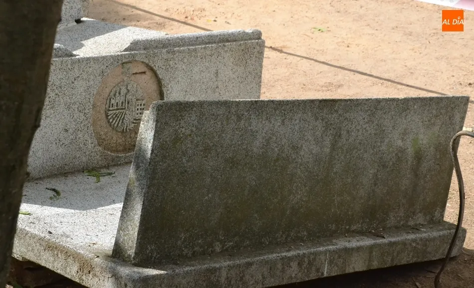 Foto 2 - Retirados los 9 modelos de banco con los que contaba el Parque de La Florida  