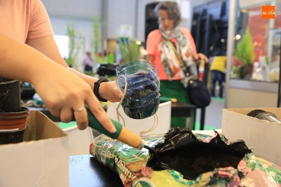 Foto 4 - Taller de reciclaje y huertos ecol&oacute;gicos con los voluntarios de la Oficina Verde la USAL