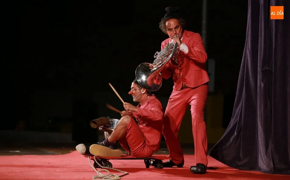 La compañía Cie I.Si representaba esta noche su espectáculo ‘Si et Là’ con una importante asistencia de público. Foto: Alberto Martín