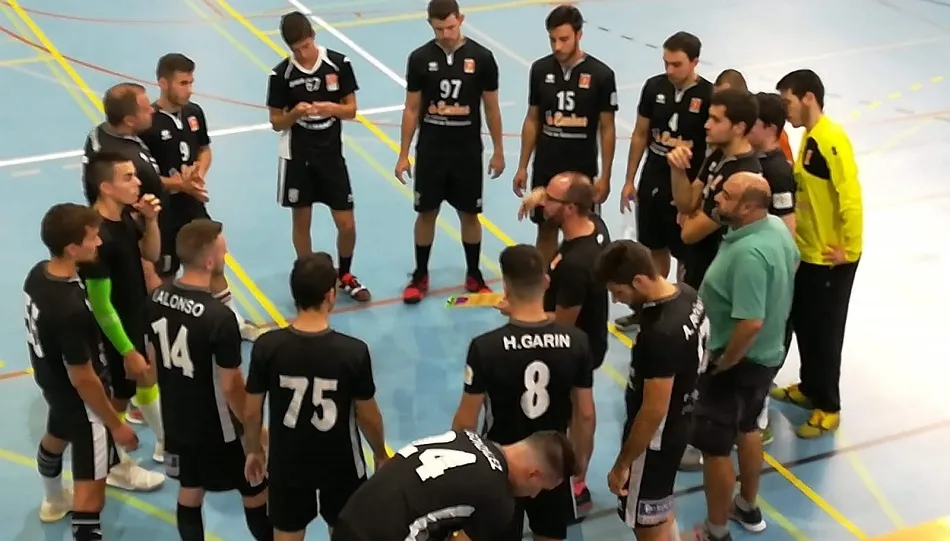 Imagen del primer equipo durante un tiempo muerto.