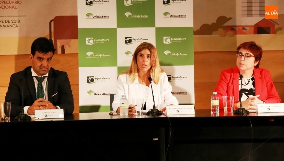 Manuel Rubio, director territorial de EspañaDuero, la vicepresidenta de la Diputación, Chabela de la Torre, y Felisa Becerra, de Analistas Financieros. Foto de Alberto Martín