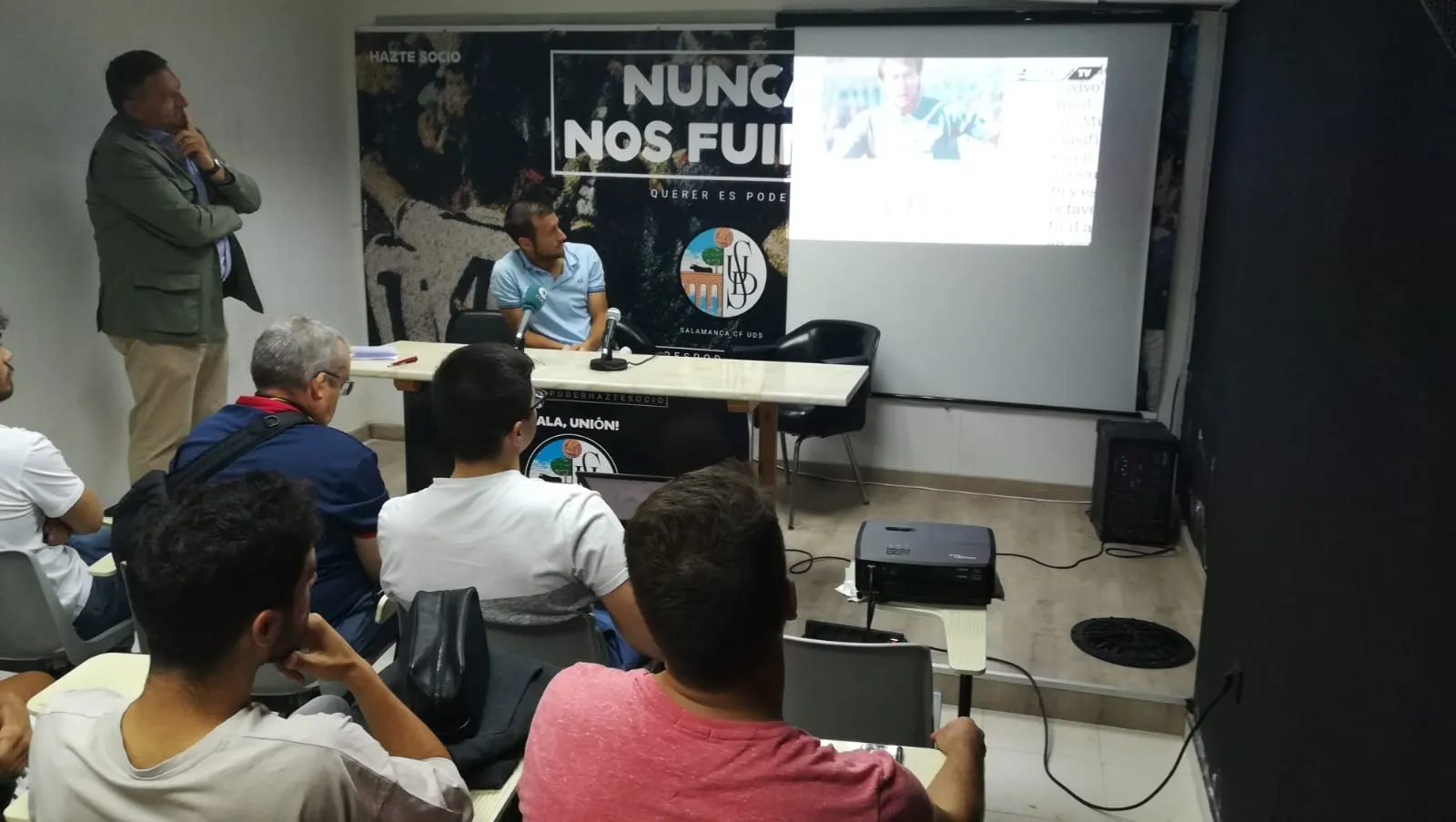 Tejedor observa un emotivo vídeo que le preparó el club con su trayectoria acompañado por el presidente, Carlos Martín. Foto: RFG