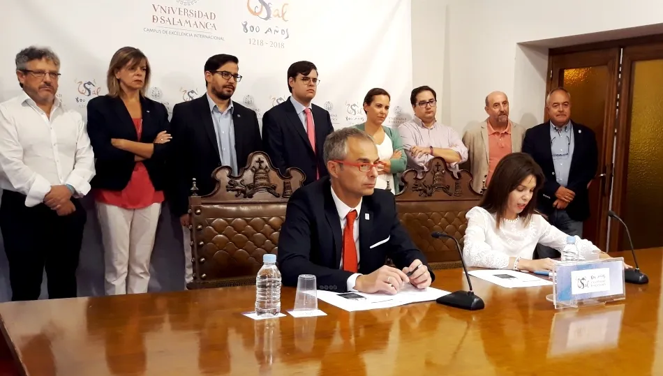 El rector de la Universidad de Salamanca, Ricardo Rivero, y la vicerrectora de Estudiantes y Sostenibilidad, Ana Belén Ríos Hilario