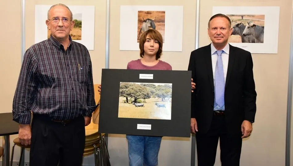 El joven galardonado, con el diputado y el presidente de la Asociación de Morucha