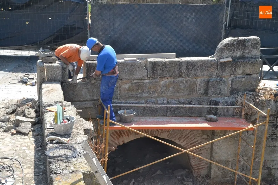 El pretil derecho de la entrada al Registro recupera la plena verticalidad  