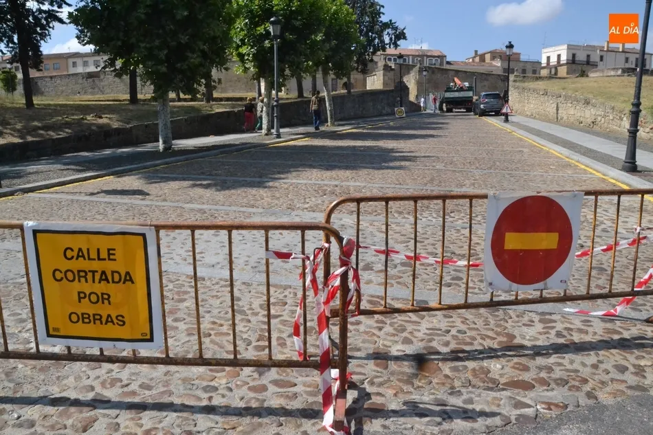 Foto 4 - El pretil derecho de la entrada al Registro recupera la plena verticalidad  
