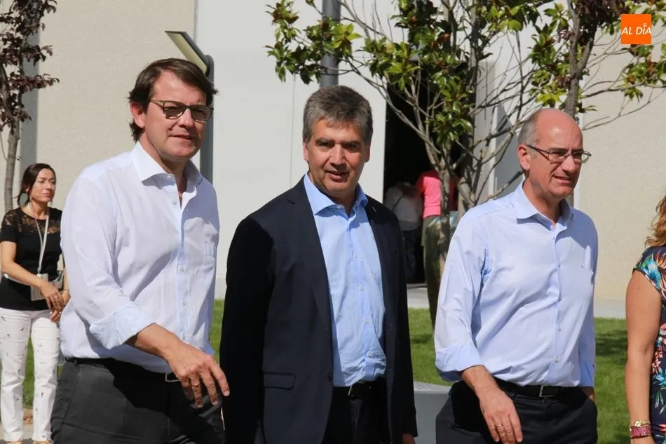 De izq. a dcha., Alfonso Fernández Mañueco, Ignacio Cosidó y Javier Iglesias, este jueves en Salamaq. Foto: Alberto Martín
