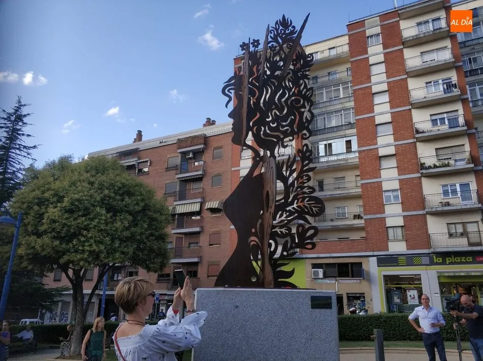 Foto 3 - La ciudad de Salamanca suma una nueva escultura en la Plaza de Madrid donada por el artista Luis de ...