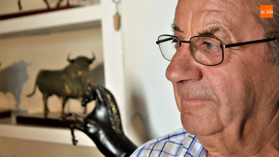 Santiago Hernández en su pequeño taller ubicado en la carretera  de Zamora. Fotos: Ángel Merino