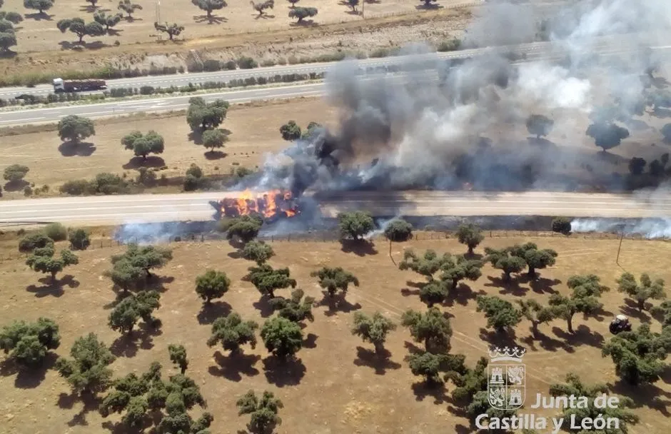 Arde un trailer cargado de paja en plena Nacional 620  