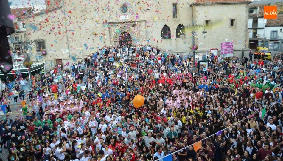Ambiente festivo en el pregón y el chupinazo