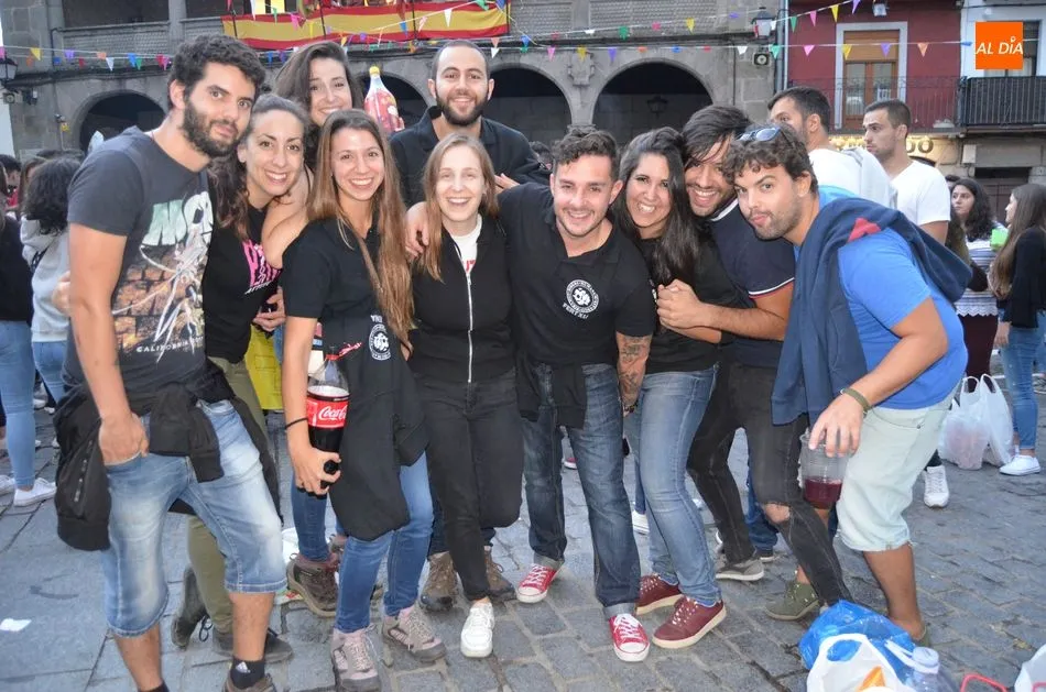 Foto 5 - El chupinazo de la Pe&ntilde;a Infiltrados y el preg&oacute;n de la pe&ntilde;a El Lokal marcan el inicio de las...