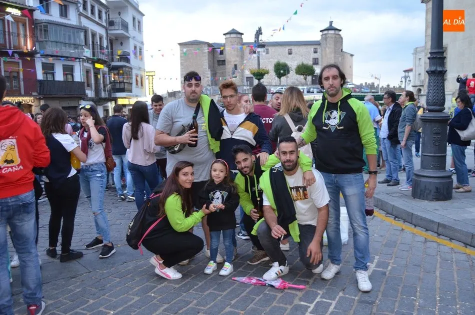 Foto 2 - El chupinazo de la Pe&ntilde;a Infiltrados y el preg&oacute;n de la pe&ntilde;a El Lokal marcan el inicio de las...