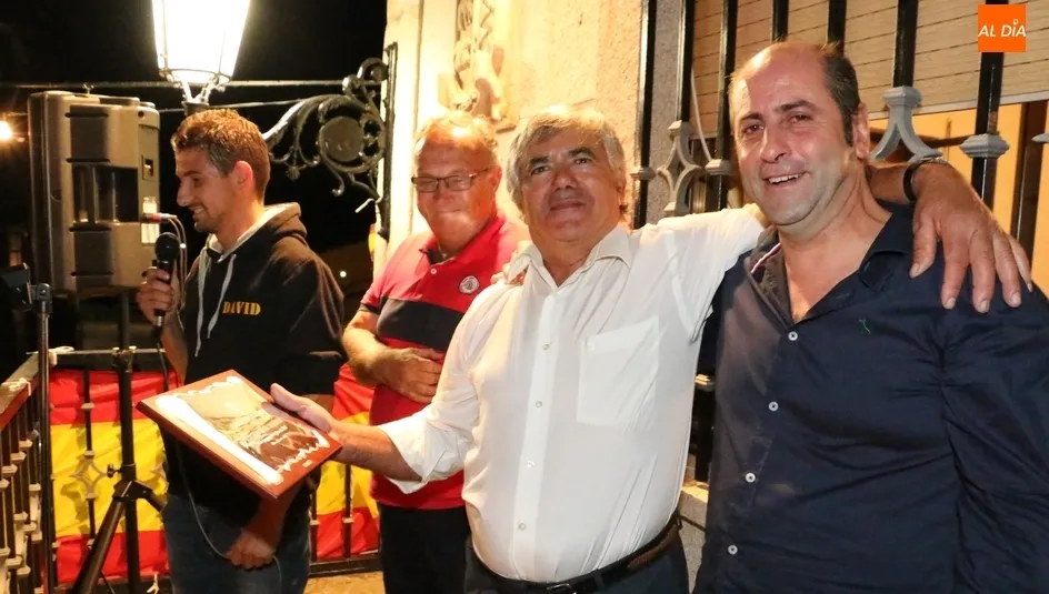 Casimiro García recibió una placa de manos del alcalde como pregonero de las fiestas de Mieza / CORRAL