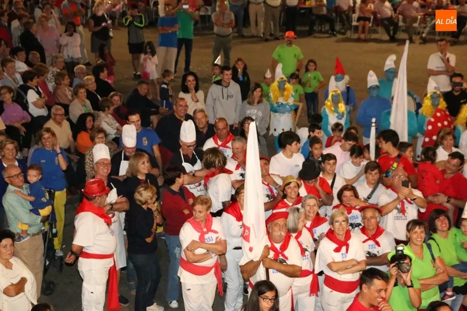 Foto 11 - Las pe&ntilde;as de Mieza ponen colorido a la noche con un apote&oacute;sico desfile  