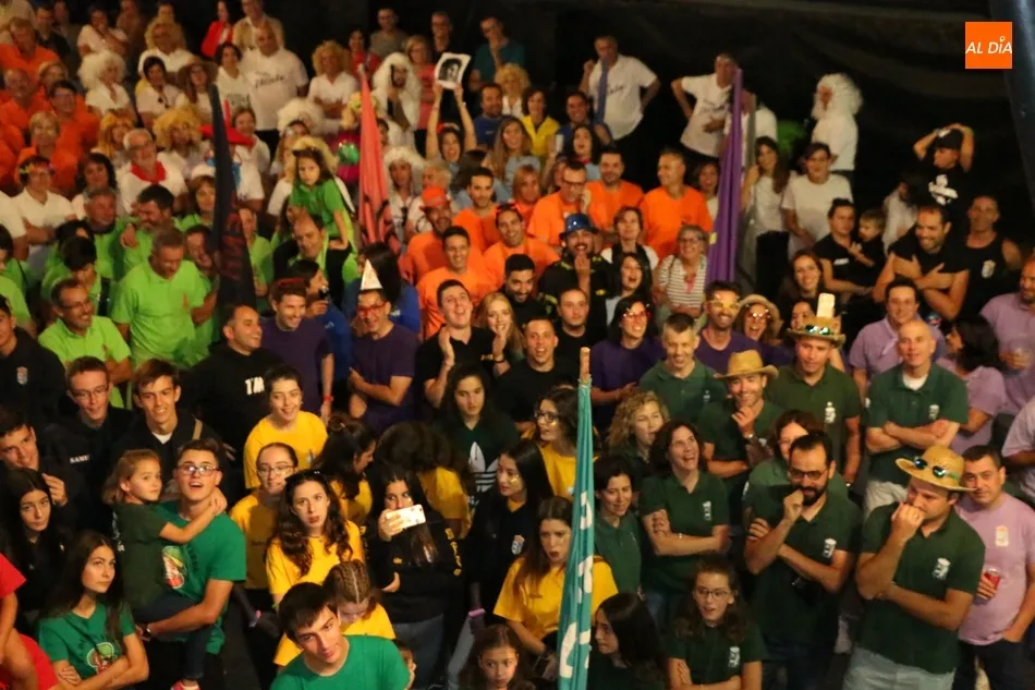 Foto 10 - Las pe&ntilde;as de Mieza ponen colorido a la noche con un apote&oacute;sico desfile  