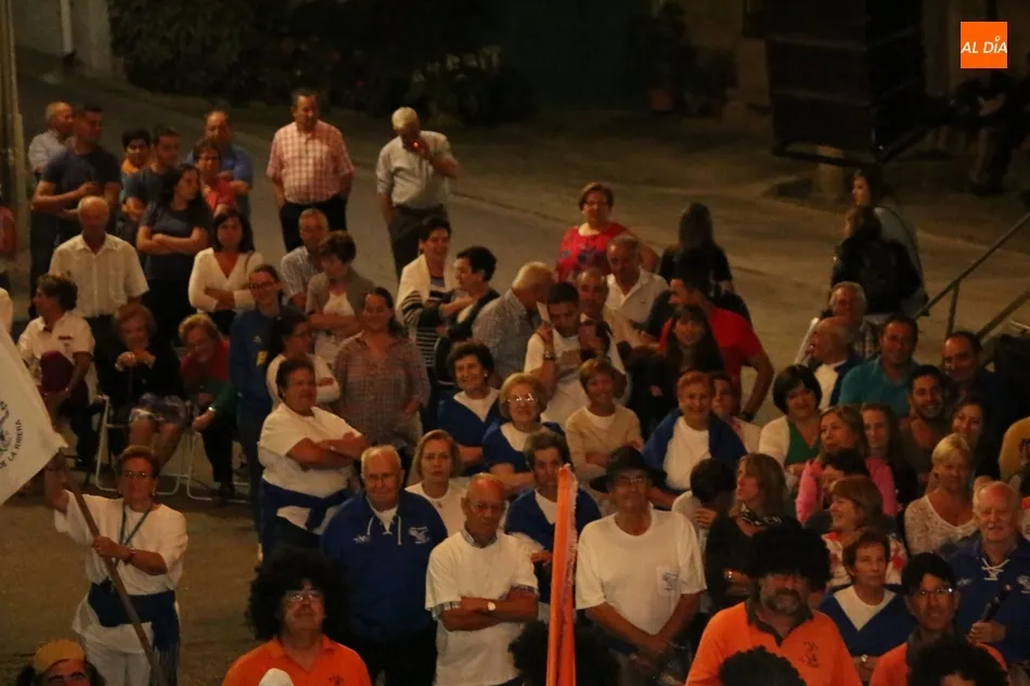 Foto 6 - Las pe&ntilde;as de Mieza ponen colorido a la noche con un apote&oacute;sico desfile  