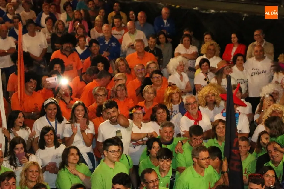 Foto 5 - Las pe&ntilde;as de Mieza ponen colorido a la noche con un apote&oacute;sico desfile  