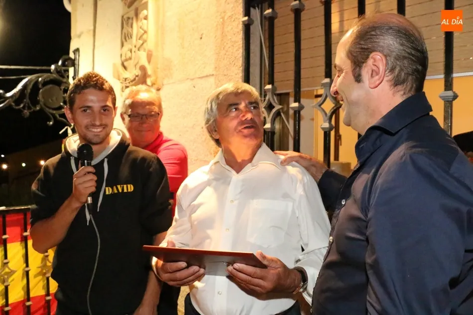 Foto 4 - Las pe&ntilde;as de Mieza ponen colorido a la noche con un apote&oacute;sico desfile  
