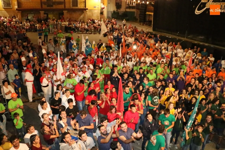 Foto 3 - Las pe&ntilde;as de Mieza ponen colorido a la noche con un apote&oacute;sico desfile  
