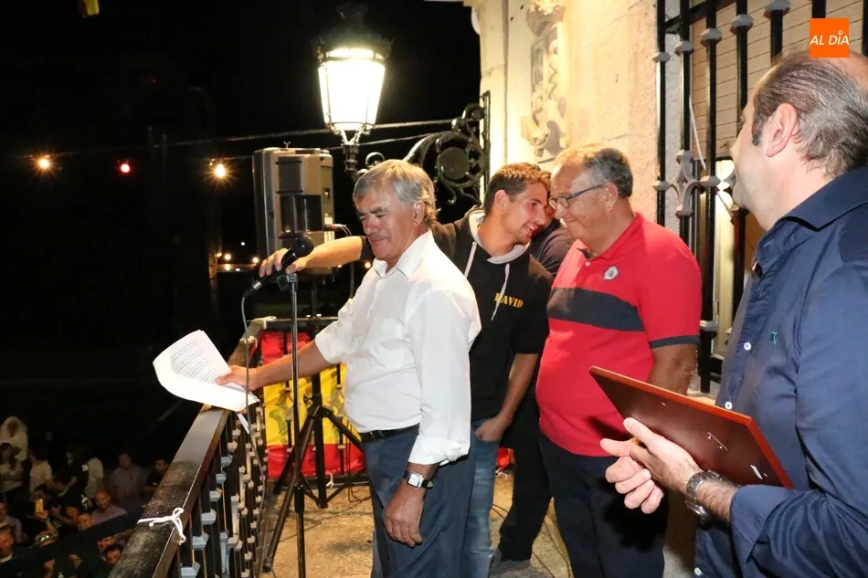 Foto 2 - Las pe&ntilde;as de Mieza ponen colorido a la noche con un apote&oacute;sico desfile  