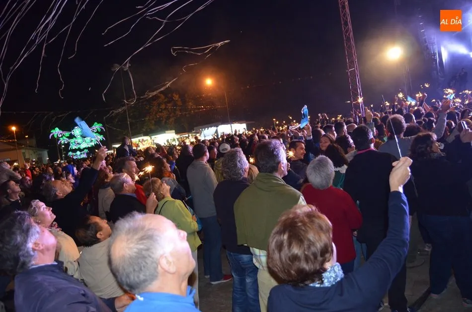 Foto 11 - La Orquesta Panorama re&uacute;ne a miles de personas en el primer concierto de las fiestas de B&eacute;jar  