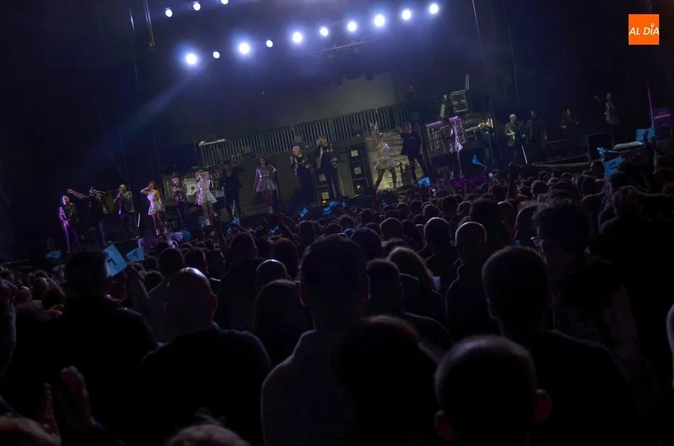 Foto 10 - La Orquesta Panorama re&uacute;ne a miles de personas en el primer concierto de las fiestas de B&eacute;jar  