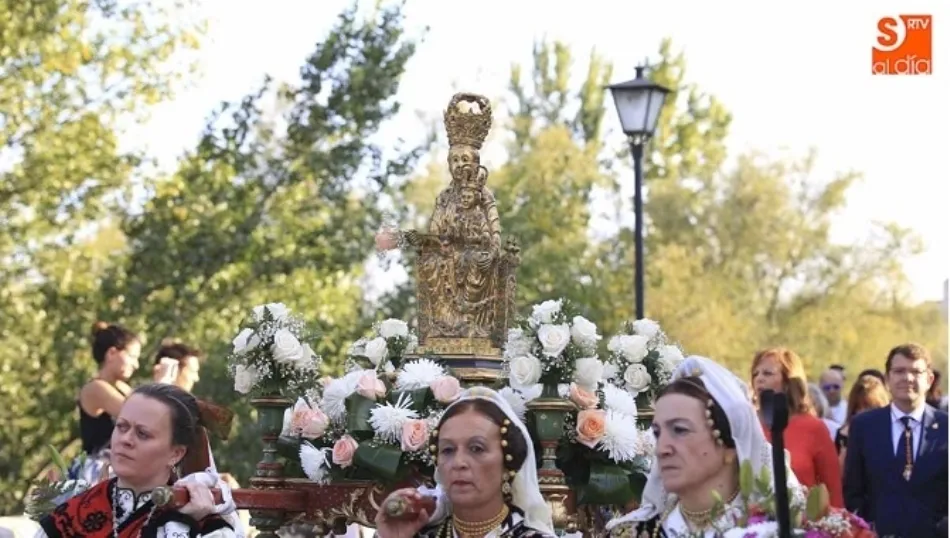 La ofrenda floral a la Virgen de la Vega es el acto más relevante en la víspera de las Ferias y Fiestas de Salamanca