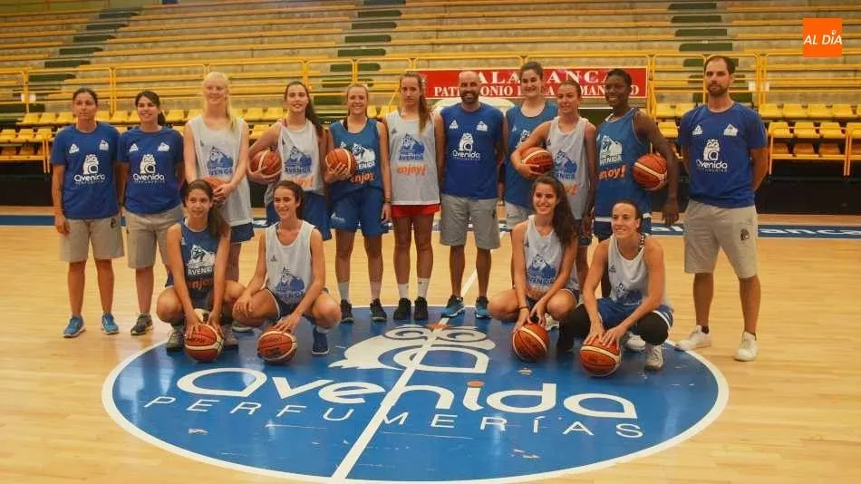 Jugadoras del CB Perfumerías Avenida, la mayoría canteranas, que han comenzado la pretemporada. Foto de Lydia González