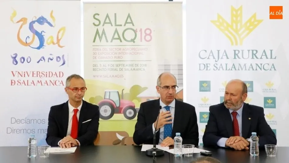 El presidente de la Diputación, Javier Iglesias; en el centro, junto al rector de la Universidad, Ricardo Rivero, y el presidente de Caja Rural Salamanca, Ernesto Moronta. Foto de Alberto Martín