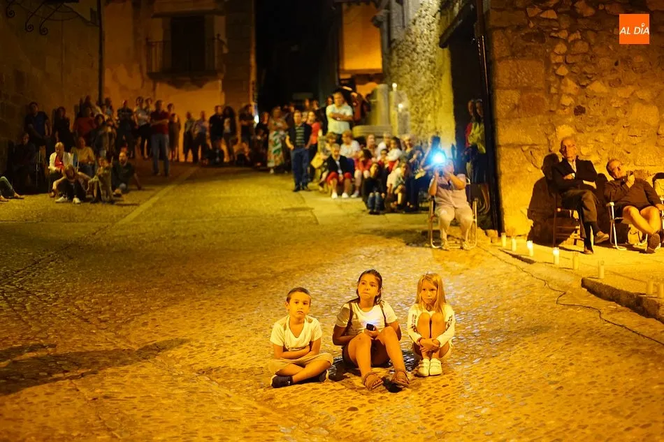 Foto 11 - La noche de las velas sumerge a los vecinos en el mundo de la &oacute;pera