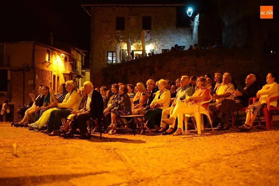 Foto 10 - La noche de las velas sumerge a los vecinos en el mundo de la &oacute;pera