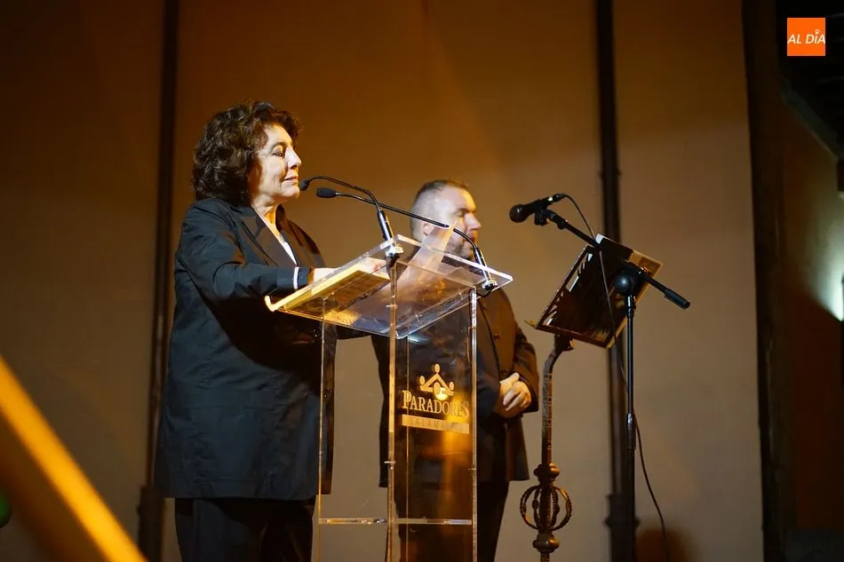 Foto 9 - La noche de las velas sumerge a los vecinos en el mundo de la &oacute;pera