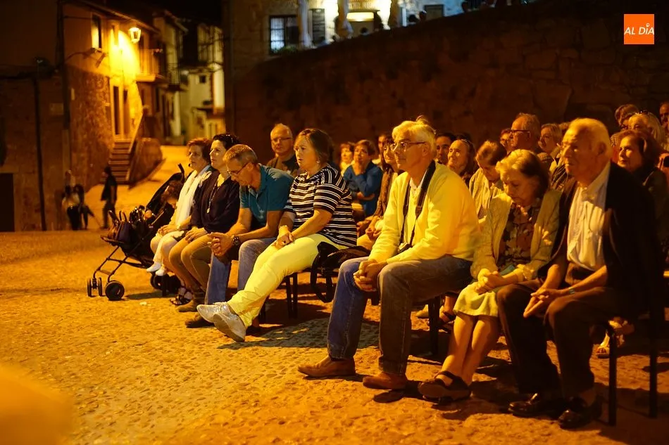 Foto 8 - La noche de las velas sumerge a los vecinos en el mundo de la &oacute;pera
