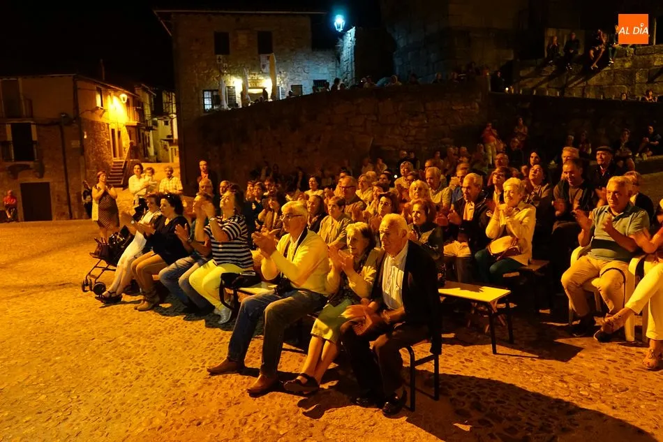 Foto 6 - La noche de las velas sumerge a los vecinos en el mundo de la &oacute;pera