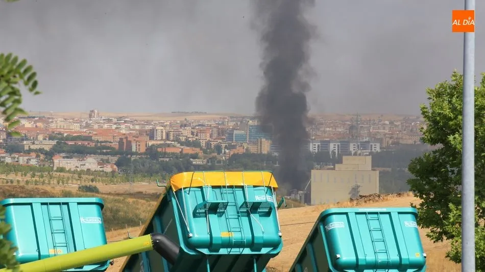 Vista de la columna de humo que dejaba el aparatoso incendio. Foto: Alberto Martín