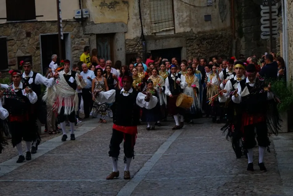 Foto 10 - Carlos Fortes pregona los festejos y anima a los vecinos a preservar las tradiciones
