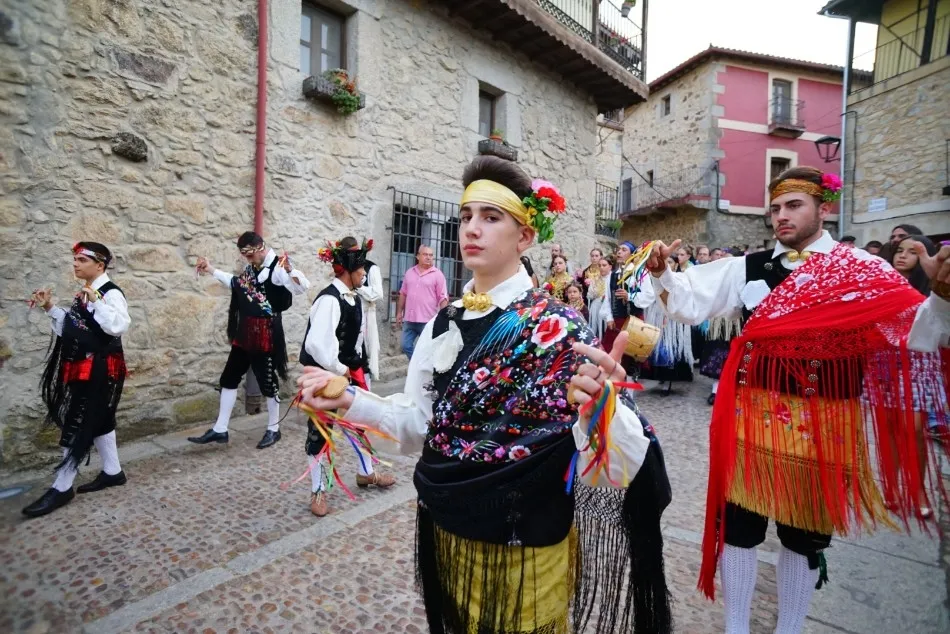 Foto 3 - Carlos Fortes pregona los festejos y anima a los vecinos a preservar las tradiciones
