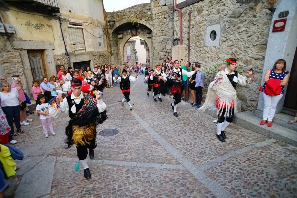 Foto 2 - Carlos Fortes pregona los festejos y anima a los vecinos a preservar las tradiciones