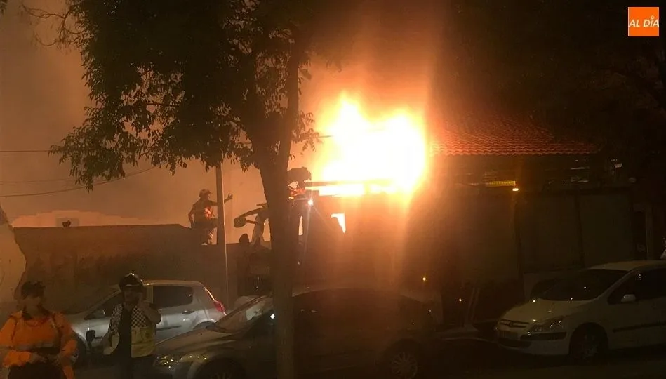Foto 7 - Un cohete provoca un susto con un peque&ntilde;o incendio en el Arrabal