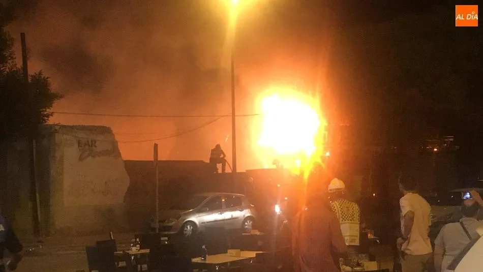 Foto 4 - Un cohete provoca un susto con un peque&ntilde;o incendio en el Arrabal
