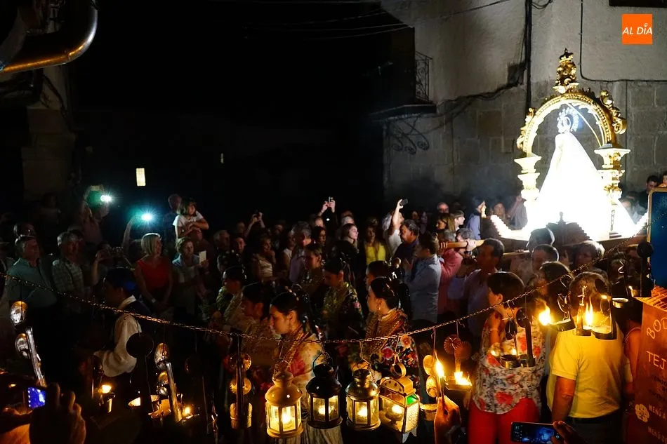 El público abarrota las calles de Miranda al paso de la Virgen de la Cuesta