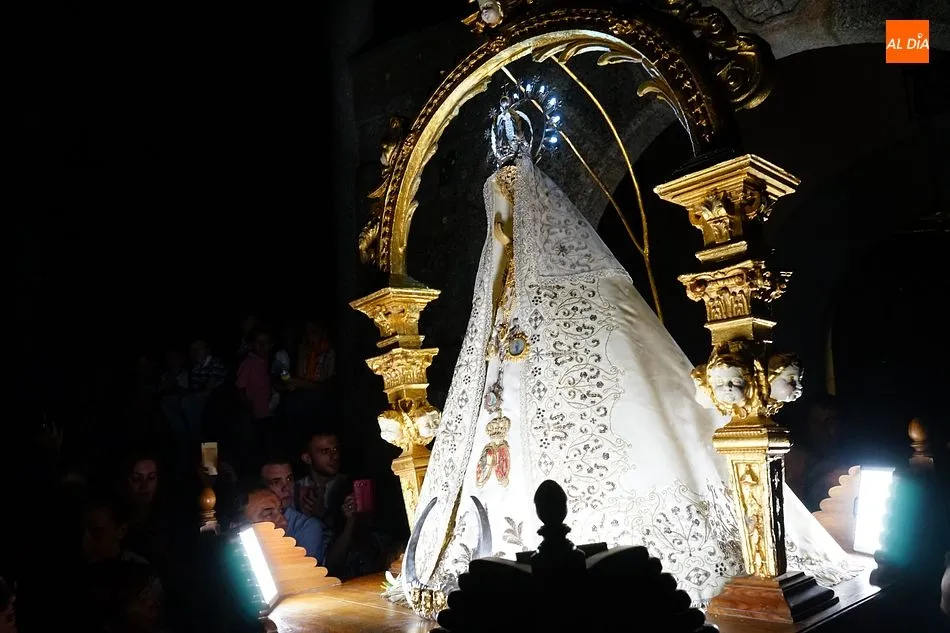 Foto 11 - El p&uacute;blico abarrota las calles de Miranda al paso de la Virgen de la Cuesta