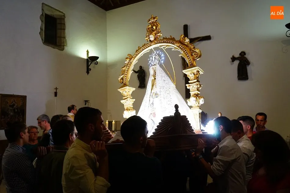 Foto 10 - El p&uacute;blico abarrota las calles de Miranda al paso de la Virgen de la Cuesta