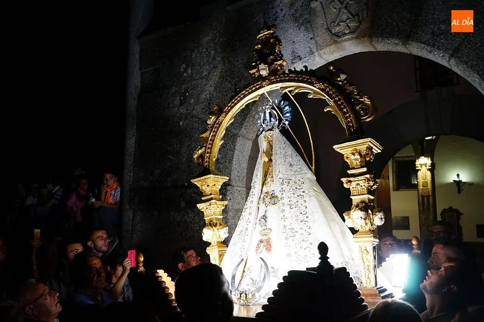 Foto 7 - El p&uacute;blico abarrota las calles de Miranda al paso de la Virgen de la Cuesta