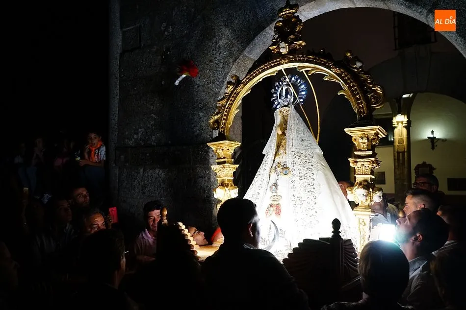 Foto 6 - El p&uacute;blico abarrota las calles de Miranda al paso de la Virgen de la Cuesta