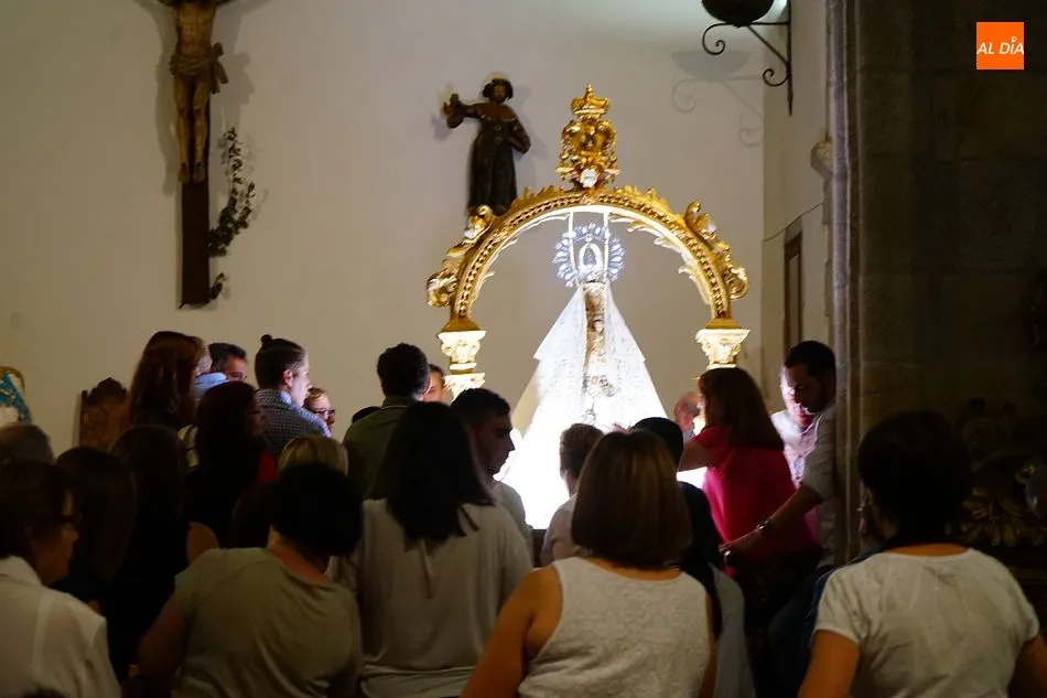 Foto 5 - El p&uacute;blico abarrota las calles de Miranda al paso de la Virgen de la Cuesta
