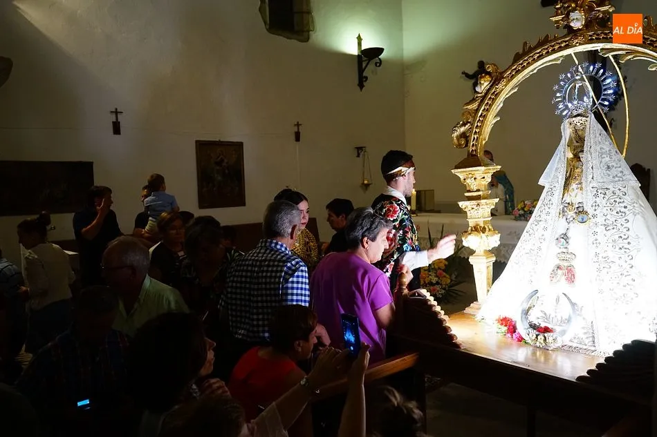 Foto 4 - El p&uacute;blico abarrota las calles de Miranda al paso de la Virgen de la Cuesta